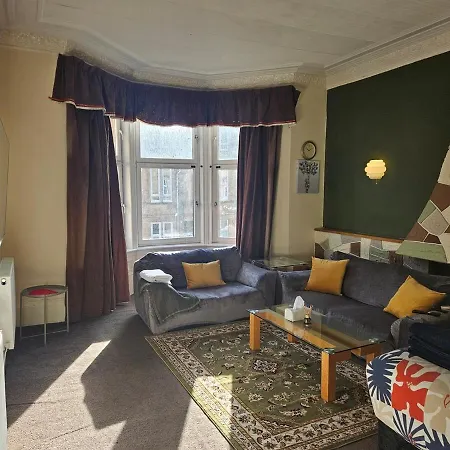 Bright & Spacious Sleeps 4 And Babies Apartment