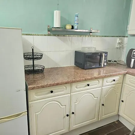 Bright & Spacious Sleeps 4 And Babies Apartment *