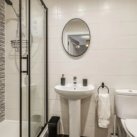 Apartment 2 Bed And 2 Bath Flat With King Bed And Free Parking Glasgow