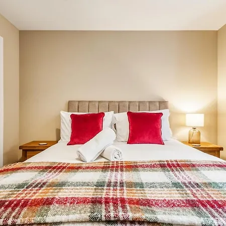 2 Bed And 2 Bath Flat With King Bed And Free Parking