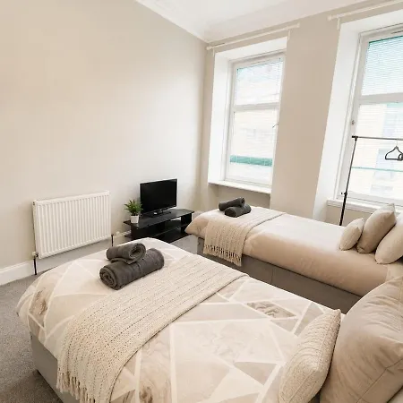 6 Bed, Free Parking, Fully Renovated * Glasgow