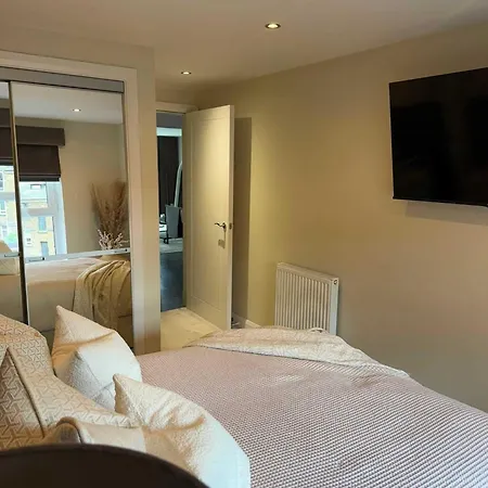 Modern 2 Bed Flat Close To Train Station And Hydro *