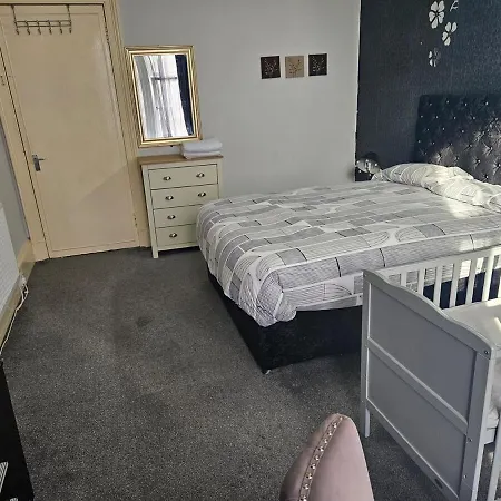 Bright & Spacious Sleeps 4 And Babies Glasgow