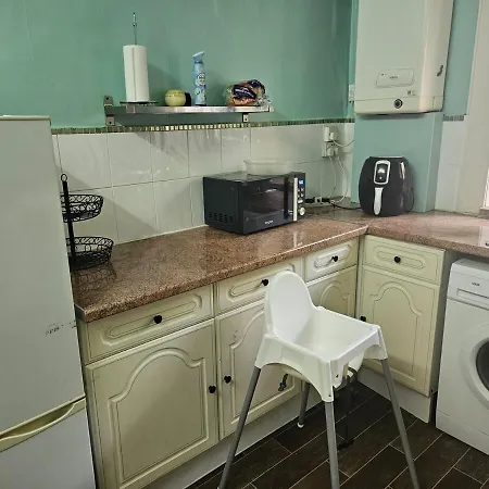 Bright & Spacious Sleeps 4 And Babies Apartment