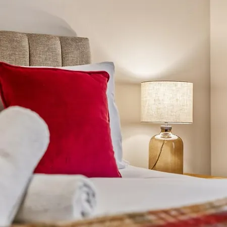 2 Bed And 2 Bath Flat With King Bed And Free Parking Glasgow