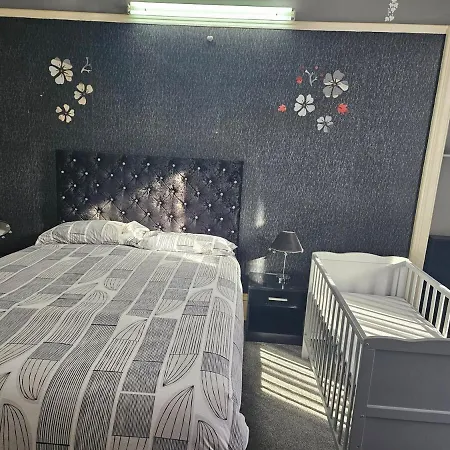 Bright & Spacious Sleeps 4 And Babies Apartment *