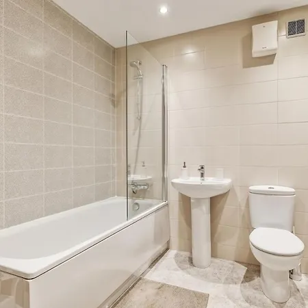 Apartment 2 Bed And 2 Bath Flat With King Bed And Free Parking *