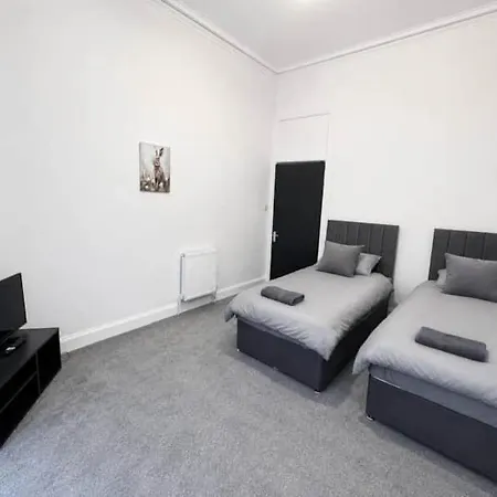 Apartment 7 Bed, Free Parking, Centrally Located Glasgow