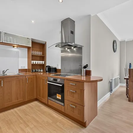 Stylish & 2-bedroom, Steps To King's Theatre Apartment *