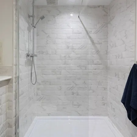 Spacious Flat With Free Parking Next To Sec Hydro Apartment *