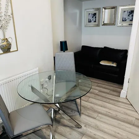 Exec 2br Next To Queens & Hampden Park Apartment