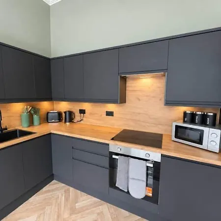 7 Bed, Free Parking, Centrally Located Apartment