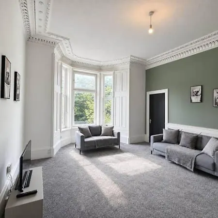 Apartment 7 Bed, Free Parking, Centrally Located