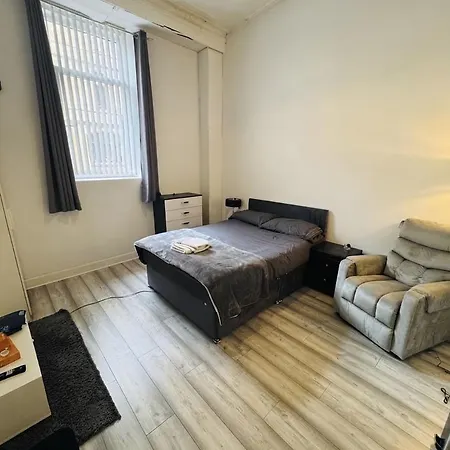 Apartment Exec 2br Next To Queens & Hampden Park