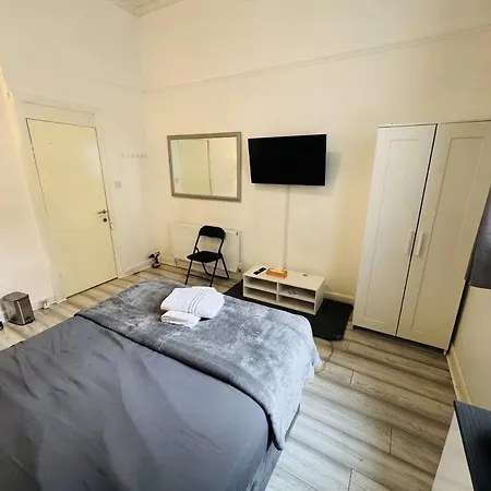 Apartment Exec 2br Next To Queens & Hampden Park *