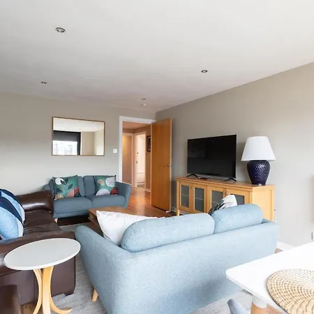 Spacious Flat With Free Parking Next To Sec Hydro Glasgow