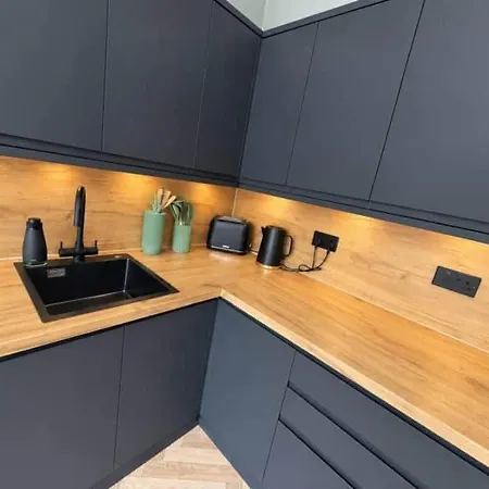7 Bed, Free Parking, Centrally Located *