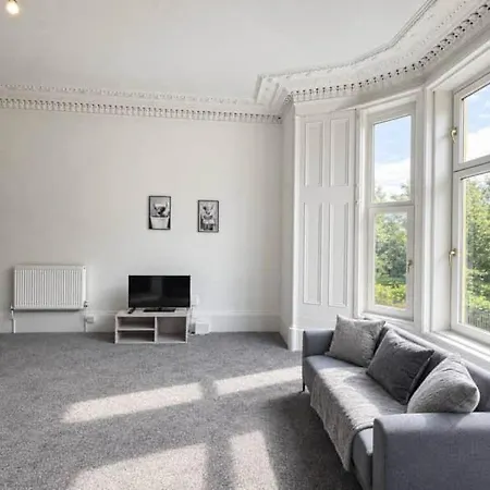 Apartment 7 Bed, Free Parking, Centrally Located