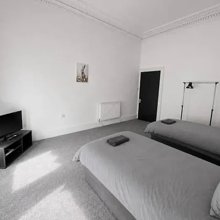 7 Bed, Free Parking, Centrally Located Apartment