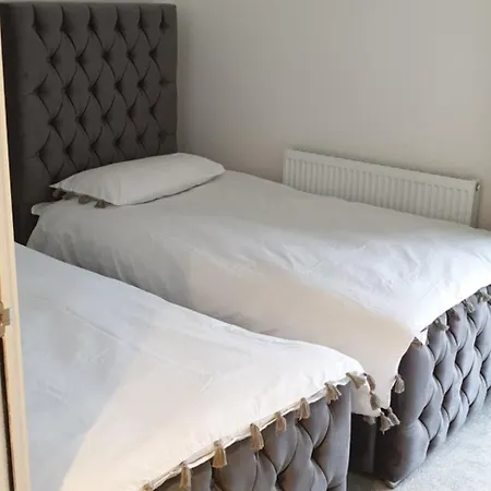 Triplex House With Garden And Parking Glasgow