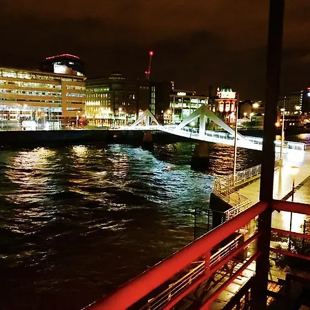 شقة Centre Flat With River Views And Parking غلاسغو