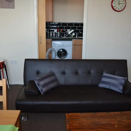 Ibrox Apartment *