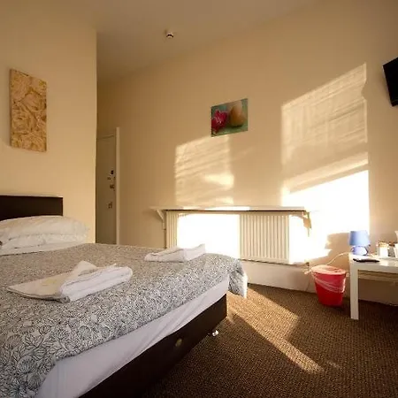 Queen's Park Hotel 2*