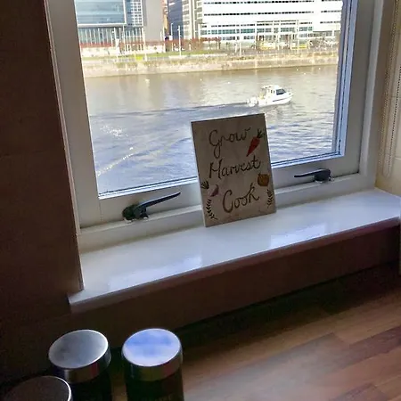 Centre Flat With River Views And Parking شقة *
