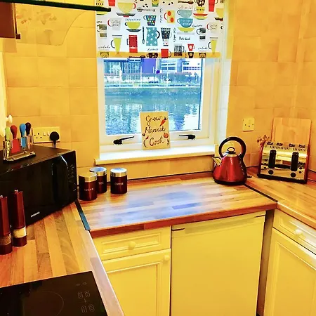 Apartment City Centre Flat With River Views And Parking *