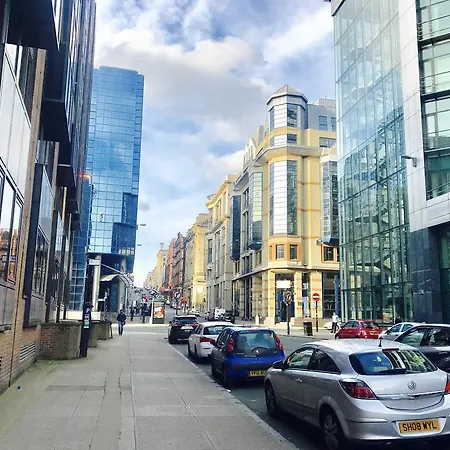 Centre Flat With River Views And Parking شقة *