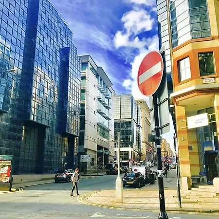 Centre Flat With River Views And Parking شقة *