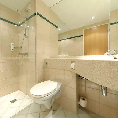 Travelodge Airport فندق 3*