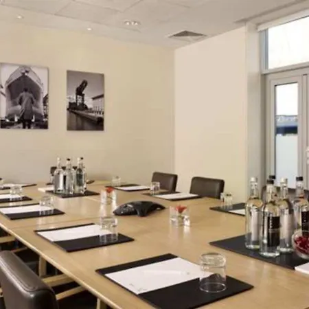 מלון Hilton Garden Centre 4*