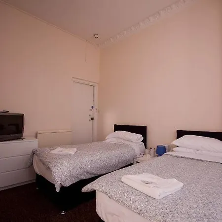 Queen's Park Hotel 2*