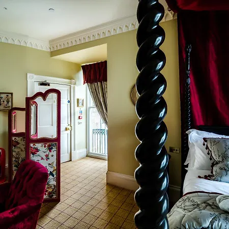 Crossbasket Castle & Restaurant Hotel