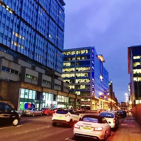 Station Skyline With Parking Apartamento