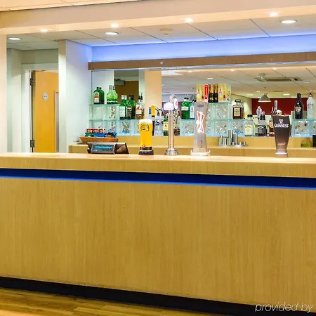 호텔 Travelodge Airport 3*