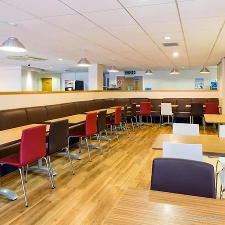 호텔 Travelodge Airport 3*