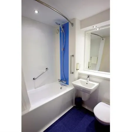 فندق Travelodge Queen Street 3*