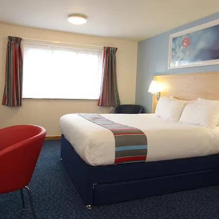 Travelodge Airport 3*