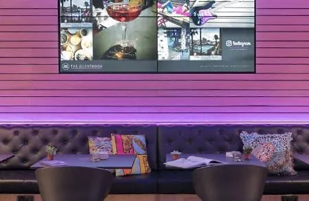 Отель Moxy Merchant