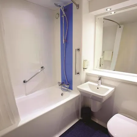 Travelodge Airport 호텔