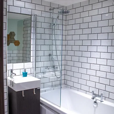 Anchored - Unique In Glasgow's West End Apartment *