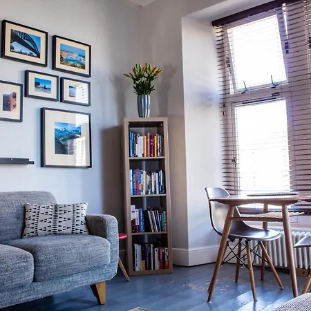 Anchored - Unique In Glasgow's West End Apartment *