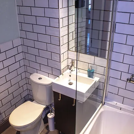 Anchored - Unique In Glasgow's West End Apartment