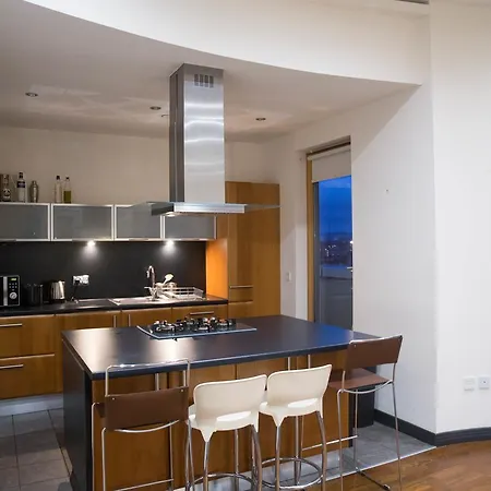 City Centre Penthouse With Parking - 3 Bedrooms, 3 Bathrooms, 1 Living Room/kitchen - Huge Terrace Apartment *