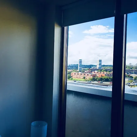 City Centre Penthouse With Parking - 3 Bedrooms, 3 Bathrooms, 1 Living Room/kitchen - Huge Terrace * Glasgow