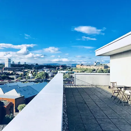 City Centre Penthouse With Parking - 3 Bedrooms, 3 Bathrooms, 1 Living Room/kitchen - Huge Terrace