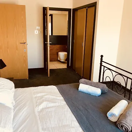 City Centre Penthouse With Parking - 3 Bedrooms, 3 Bathrooms, 1 Living Room/kitchen - Huge Terrace Glasgow
