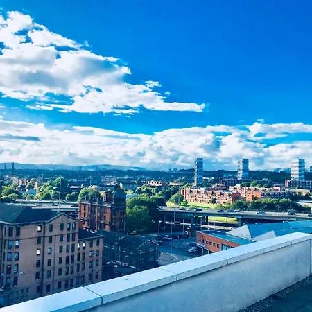 Apartment City Centre Penthouse With Parking - 3 Bedrooms, 3 Bathrooms, 1 Living Room/kitchen - Huge Terrace *
